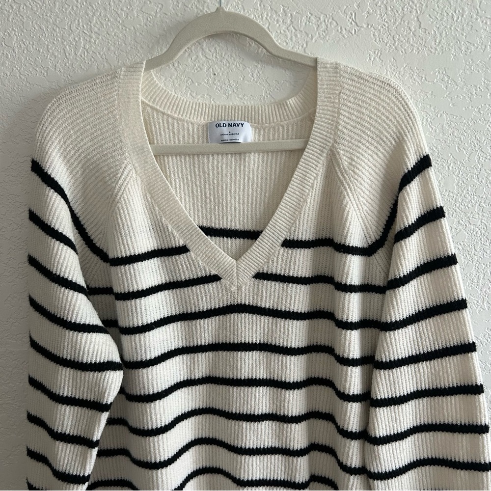 Old Navy SoSoft V-neck Cocoon Preppy Black and White Knit Sweater - Picture 5 of 10